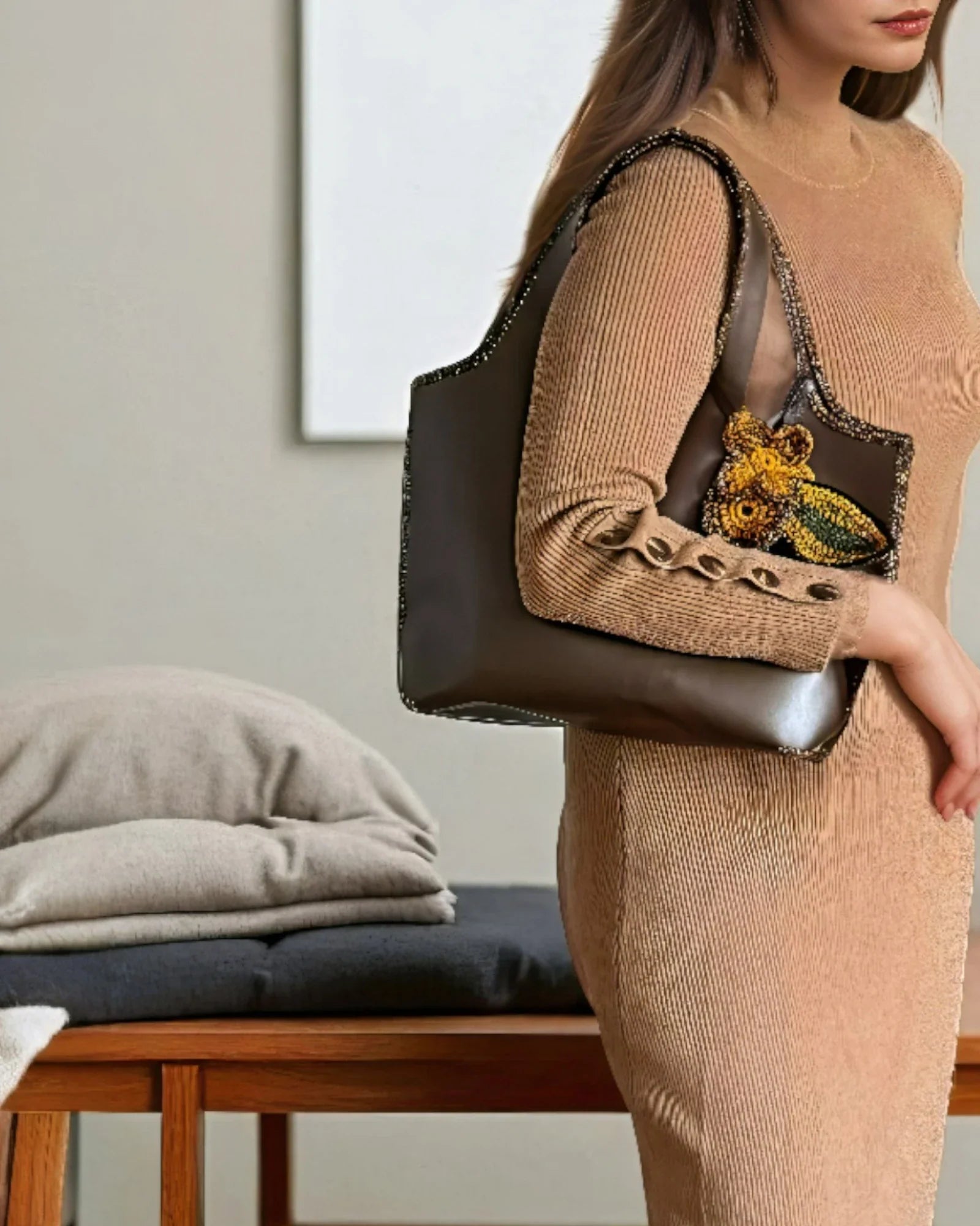 Modelo sosteniendo el bolso Mikado de The Labbo, pieza artesanal en cuero de microfibra metalizada, símbolo de lujo consciente y diseño sostenible.