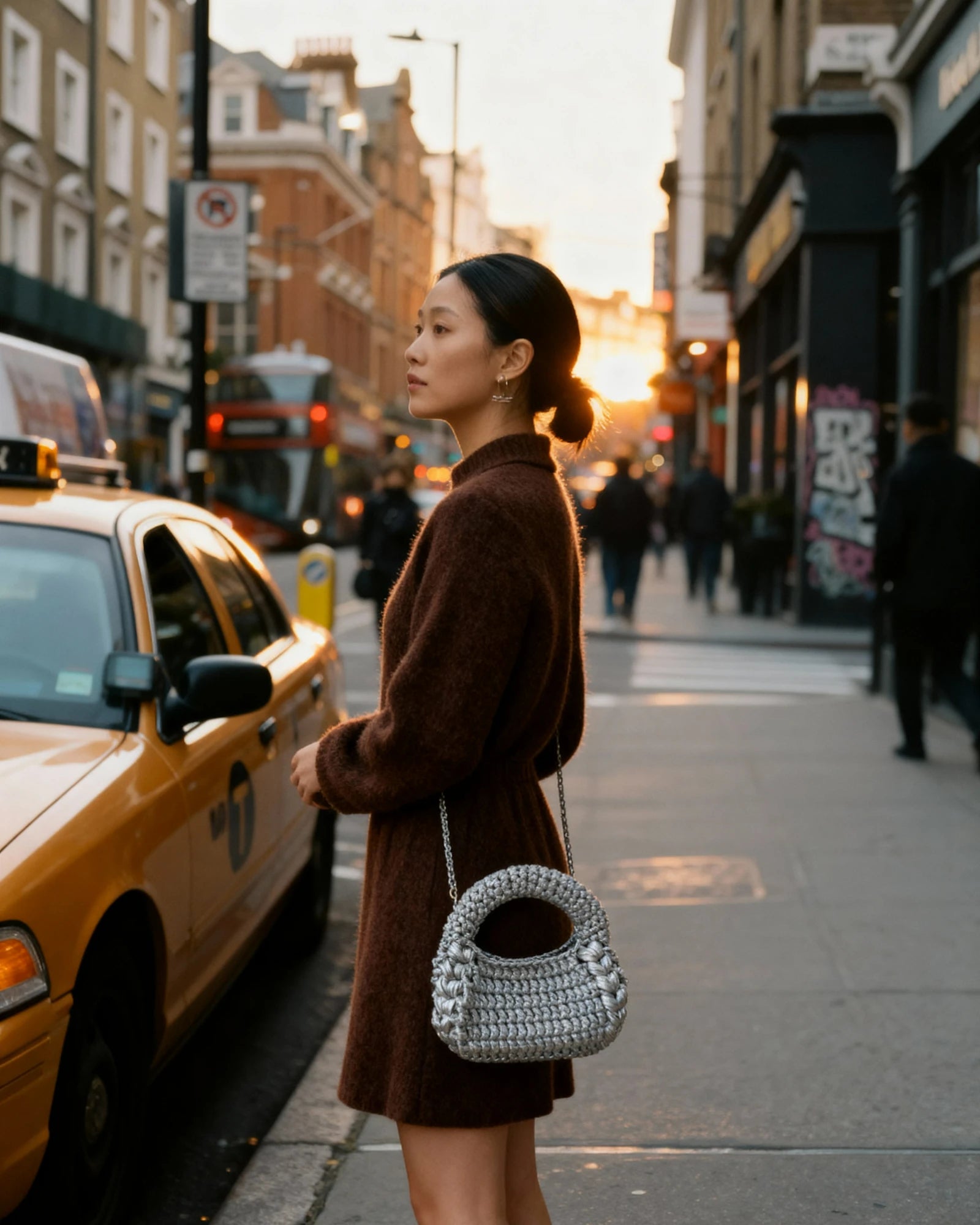 Chica asiática en Nueva York con Bolso the labbo Bombón plata