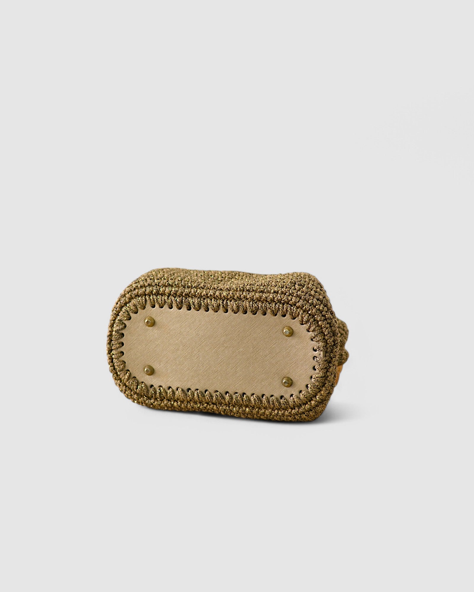 Base del bolso dorado de crochet