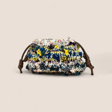 Detalle del bolso scrunch Copenhague Blanco Multicolor con cierre de cordón en microfibra de cuero y tejido artesanal multicolor en lana reciclada