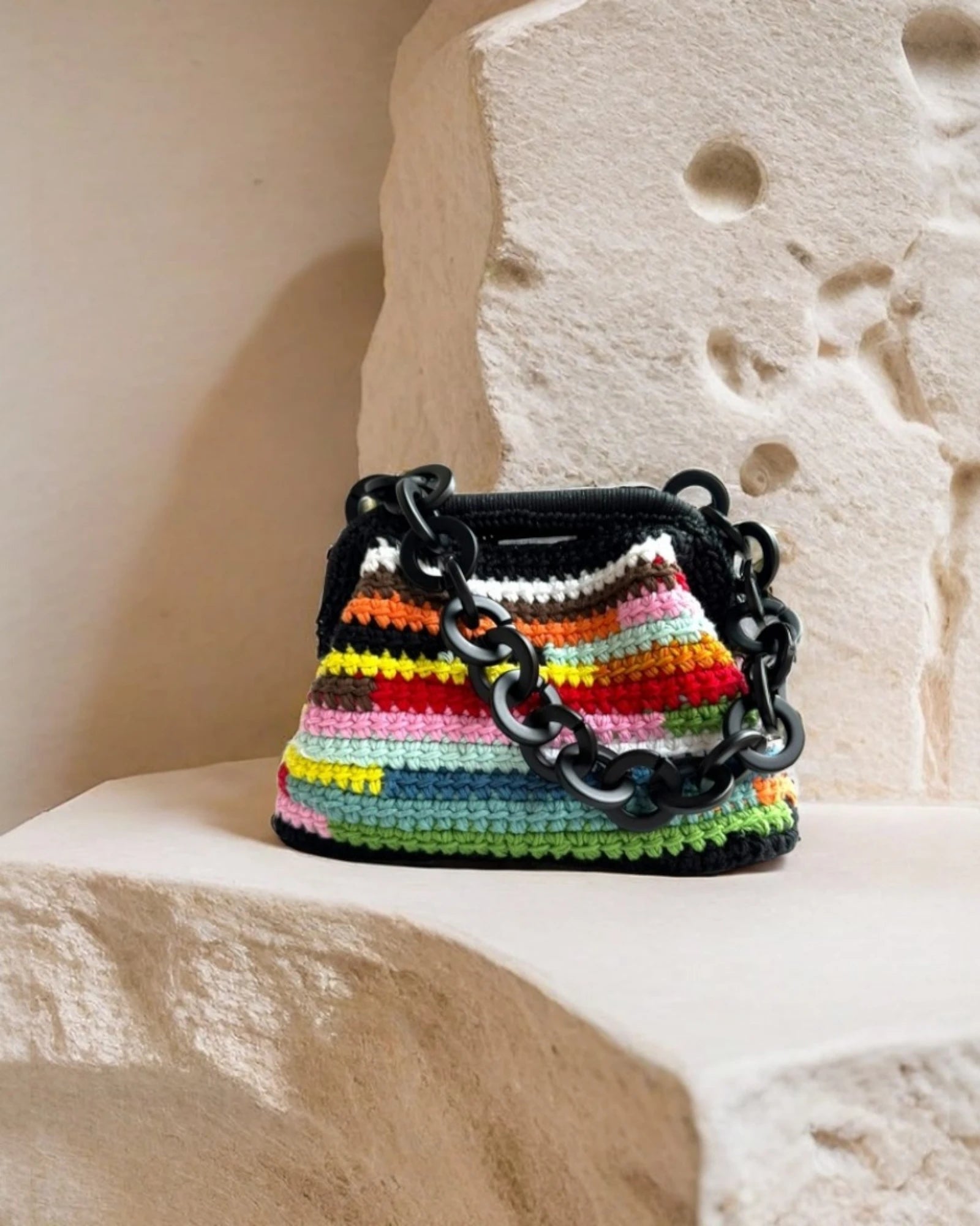 Lifestyle bolso en piedra blanca