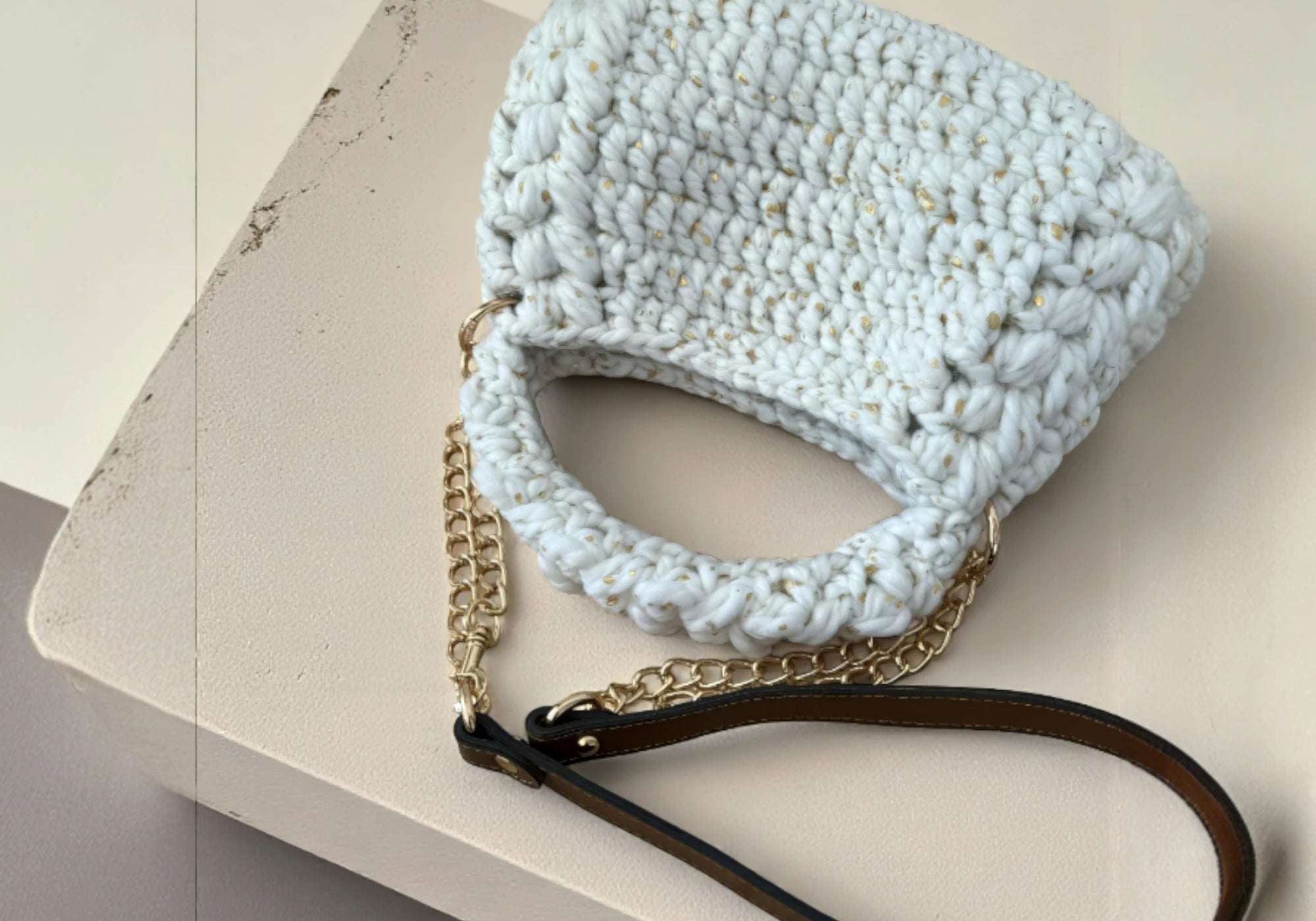 El Bombón es el bolso más coqueto de Polar Bloom. Tejido en lana gruesa con destellos de mica y acabado artesanal, combina ligereza y sofisticación. Disponible en 4 colores inspirados en el invierno: Piedra, Blanco, Plata y Verde.