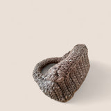 Detalle del tejido grueso con destellos plateados del bolso Bombón Piedra.