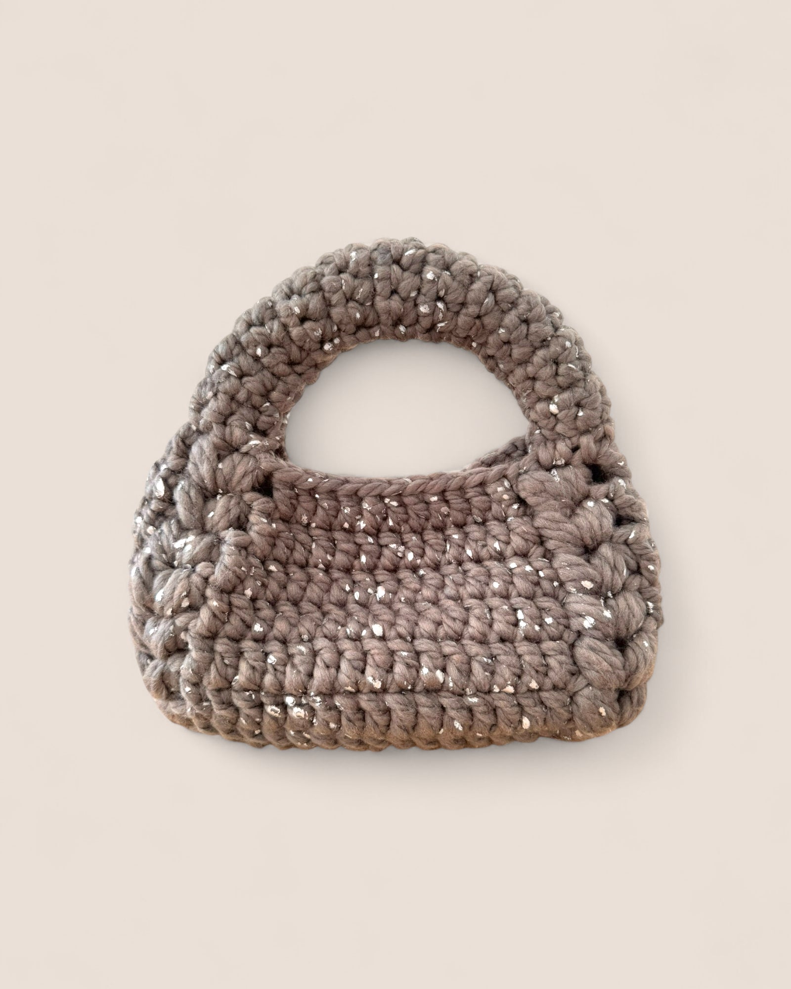 Bolso Bombón Piedra FW25/26 The Labbo — bolso artesanal sostenible en tonos piedra y plata.