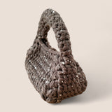 Vista lateral del bolso Bombón Piedra, diseño artesanal sostenible FW25/26.