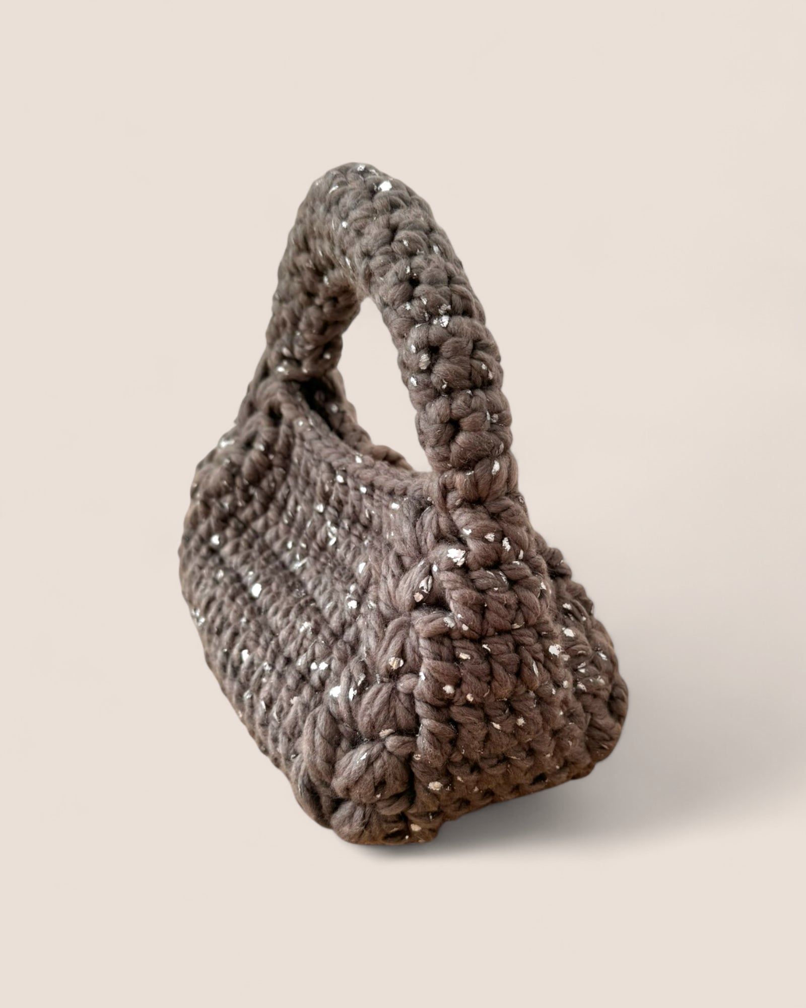 Vista lateral del bolso Bombón Piedra, diseño artesanal sostenible FW25/26.