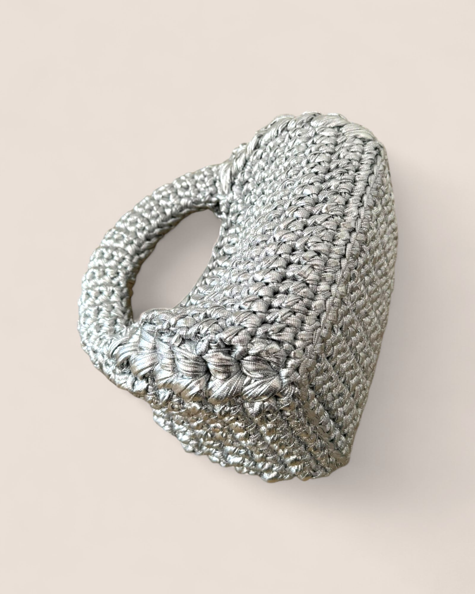 Mini bolso sostenible de lujo Bombón Plata con acabado metálico sofisticado.