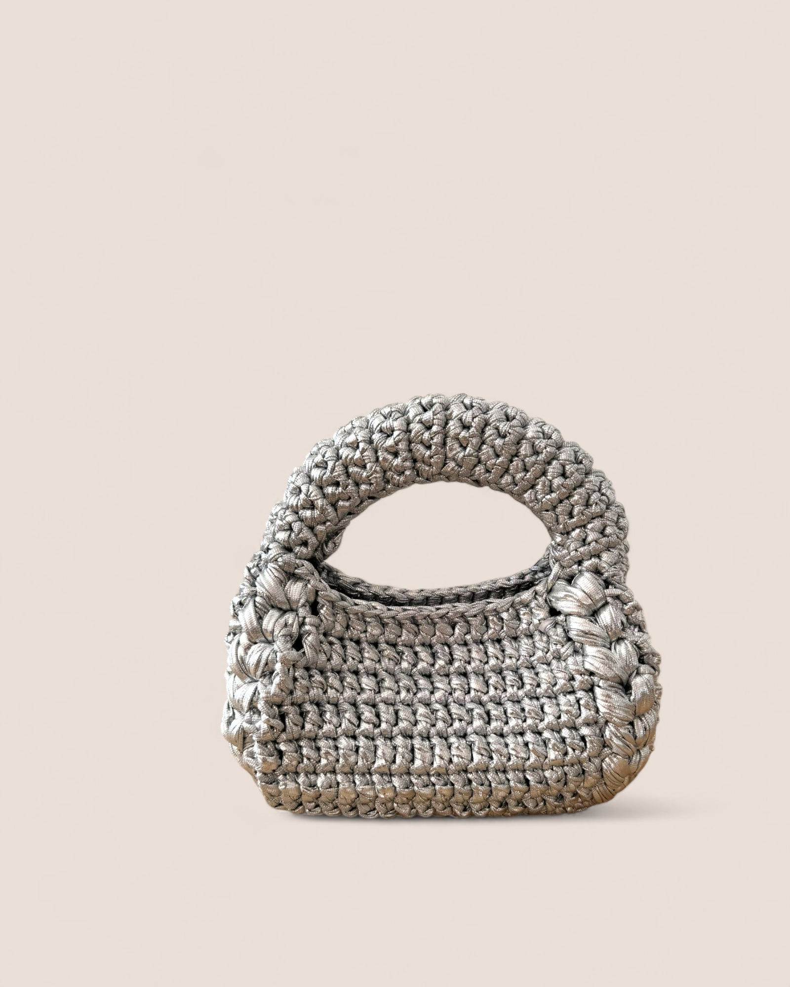 Bolso Bombón Plata FW25/26 The Labbo — bolso artesanal en tejido plateado brillante.