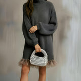 Mujer en cena elegante sosteniendo el Bombón plata bajo luz cálida.