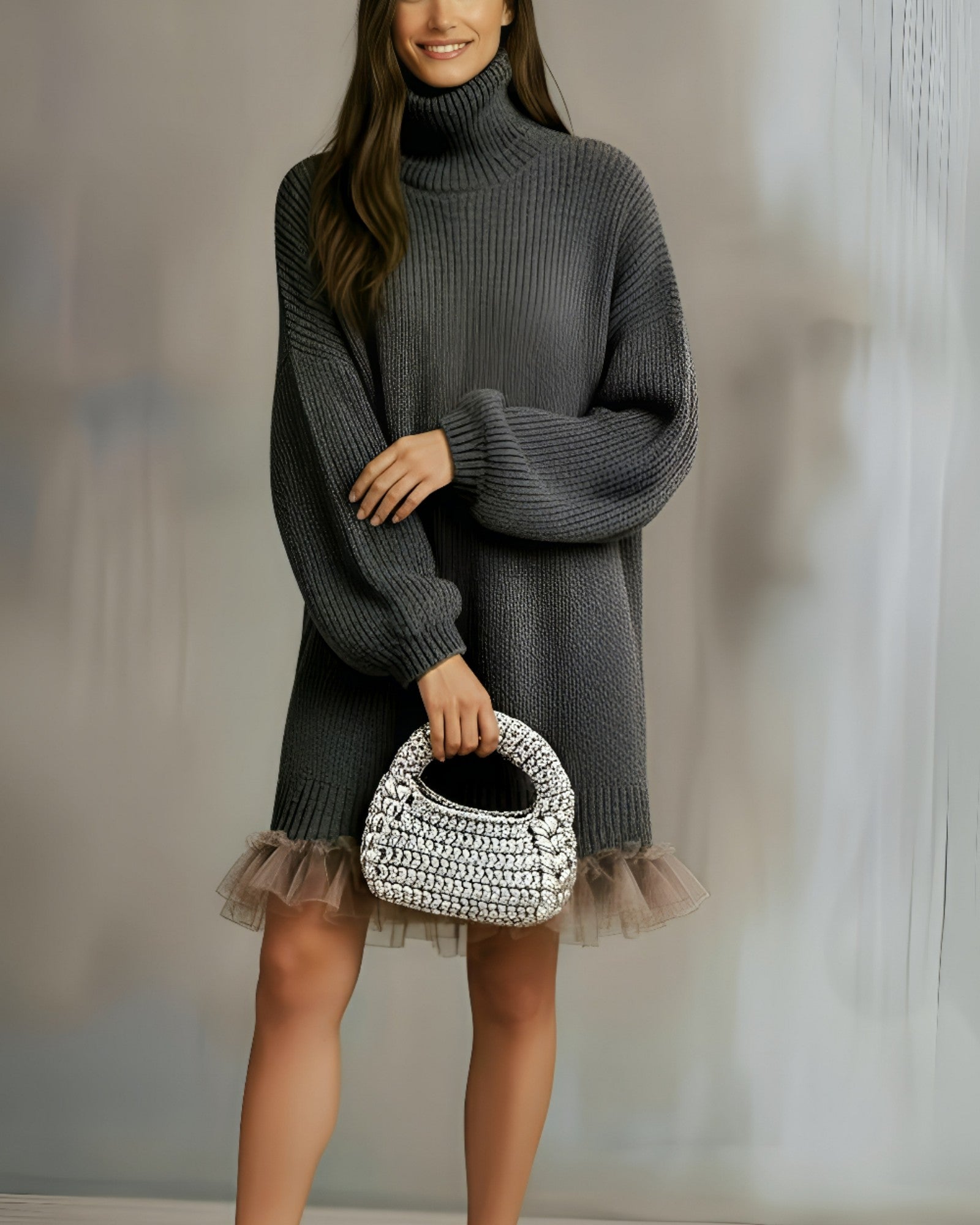 Mujer en cena elegante sosteniendo el Bombón plata bajo luz cálida.