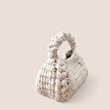 Detalle del tejido grueso con hilos blancos y dorados del bolso Bombón Blanco.