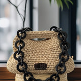 El bolso que lo tiene todo: textura, forma y contraste