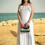 Bolso rayado en la playa con modelo