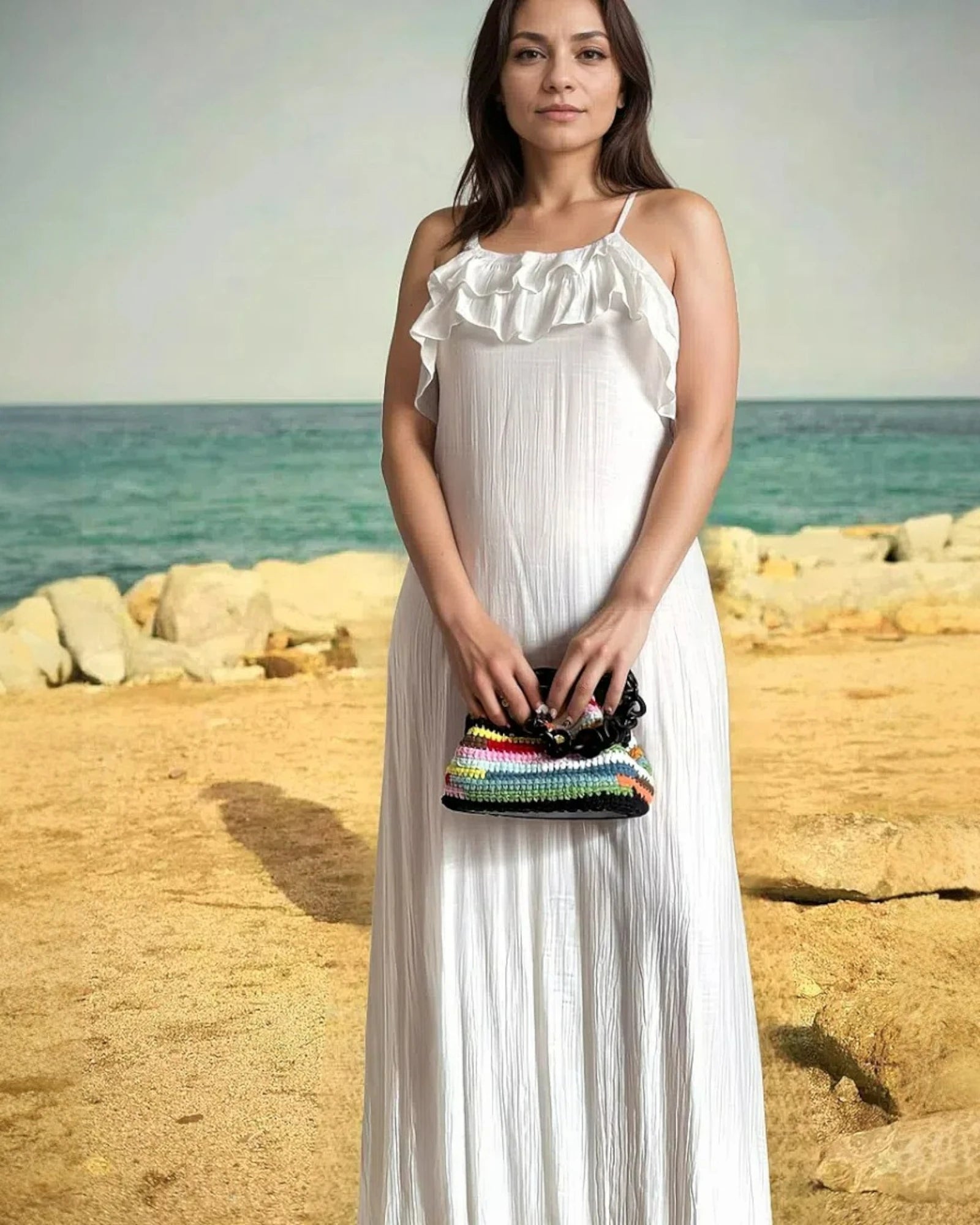 Bolso rayado en la playa con modelo