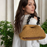Descubre nuestro clutch de rafia con cadena negra XL