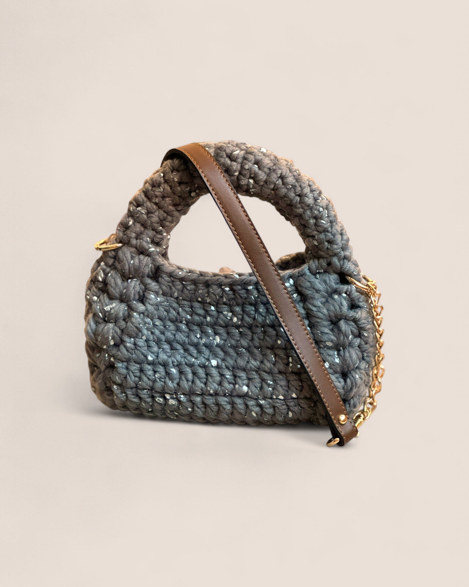 Detalle del bolso bombon con correa de microfibra