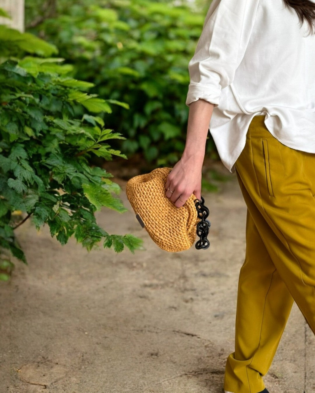 Rafia natural, actitud urbana. El clutch que transforma tu look.