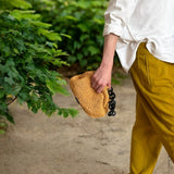 Rafia natural, actitud urbana. El clutch que transforma tu look.