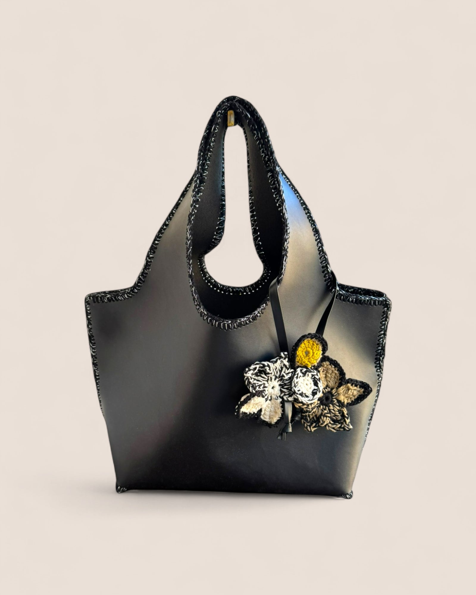 Bolso Mikado Negro en cuero de microfibra artesanal.