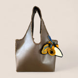 Bolso Mikado Bronce de The Labbo con textura metalizada artesanal.