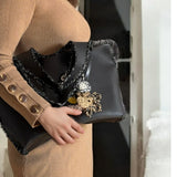 Detalle Mikado con chica mirando a la ventana, flores de crochet