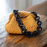 Detalles que marcan la diferencia: cadena XL negra y textura artesanal.