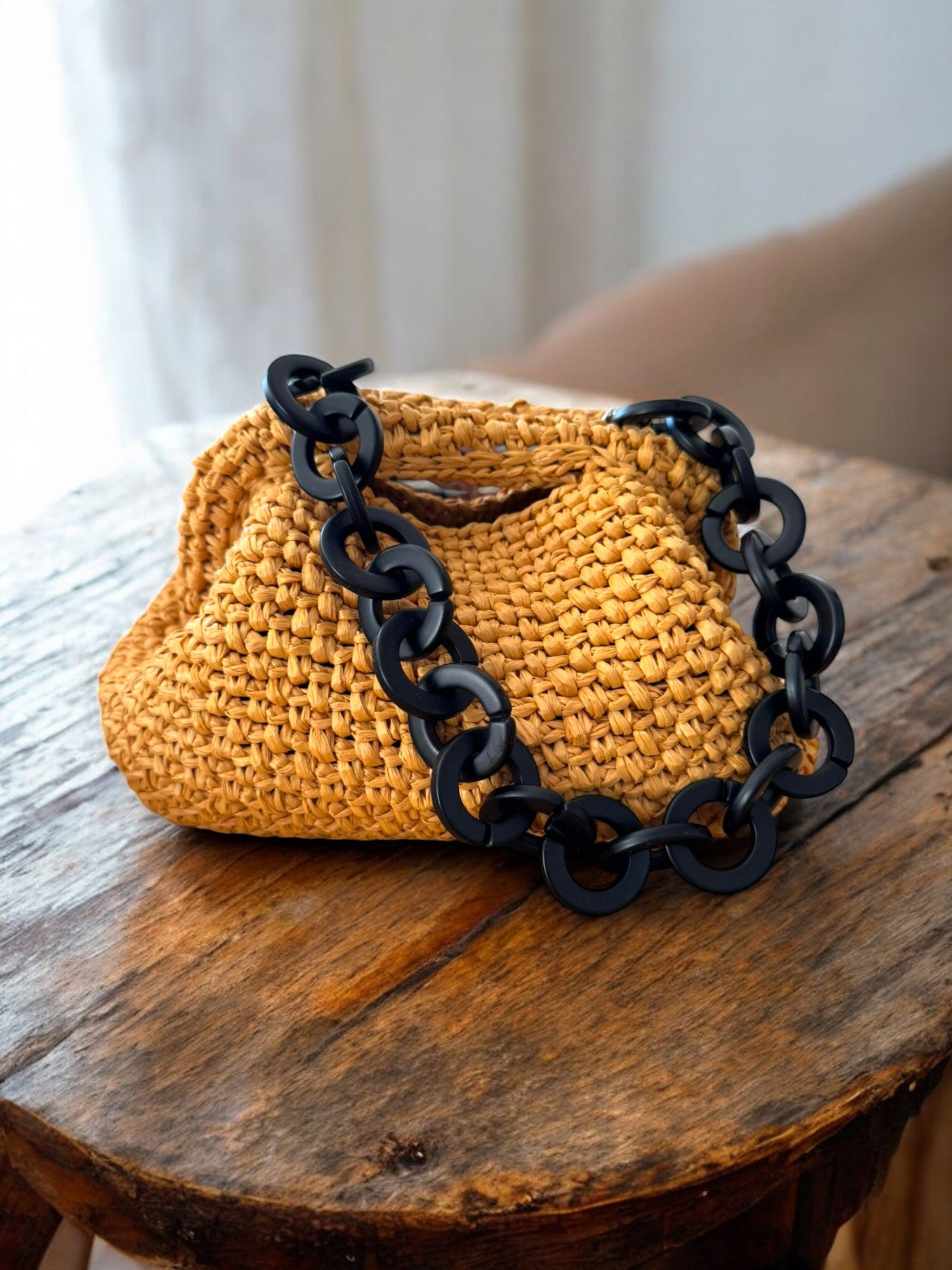 Detalles que marcan la diferencia: cadena XL negra y textura artesanal.