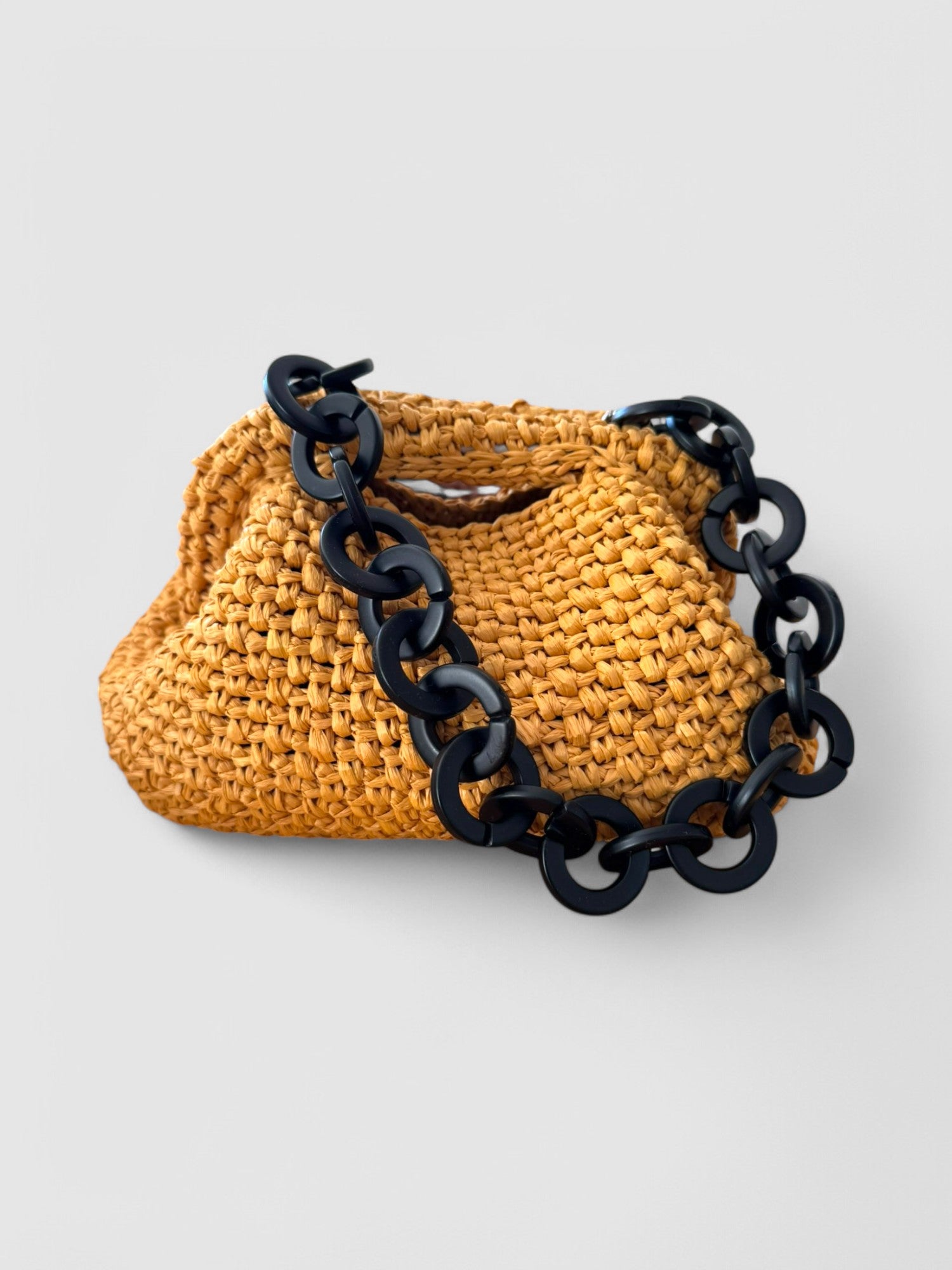 Bolso clutch de rafia con cadena XL negra – Estilo natural con actitud