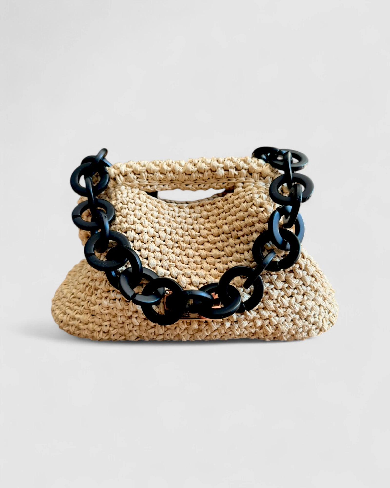 Clutch minimalista con estilo natural y carácter urbano