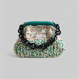 bolso de mano tejido, clutch multicolor, bolso con cadena negra, accesorio sostenible, moda artesanal.