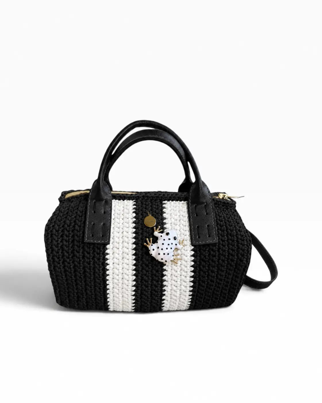 Bolso Bowling Urbana Negro y Blanco con ranita de metal esmaltado, vista frontal