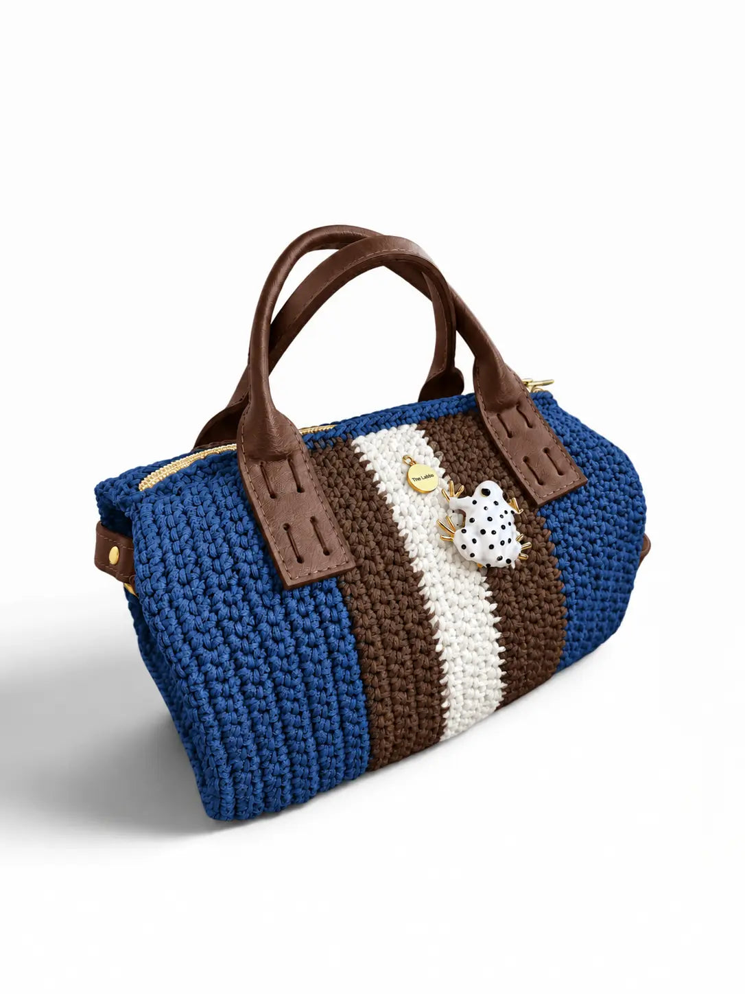 Bolso Bowling Urbana Azul Denim con franjas marrón y blanco y ranita esmaltada, vista tres cuartos