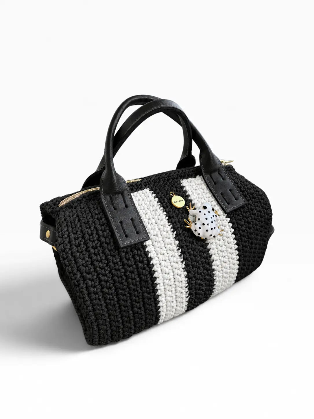 Bolso Bowling Urbana Negro y Blanco con ranita esmaltada, vista tres cuartos