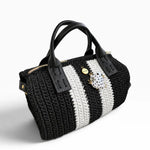 Bolso Bowling Urbana Negro y Blanco con ranita esmaltada, vista tres cuartos