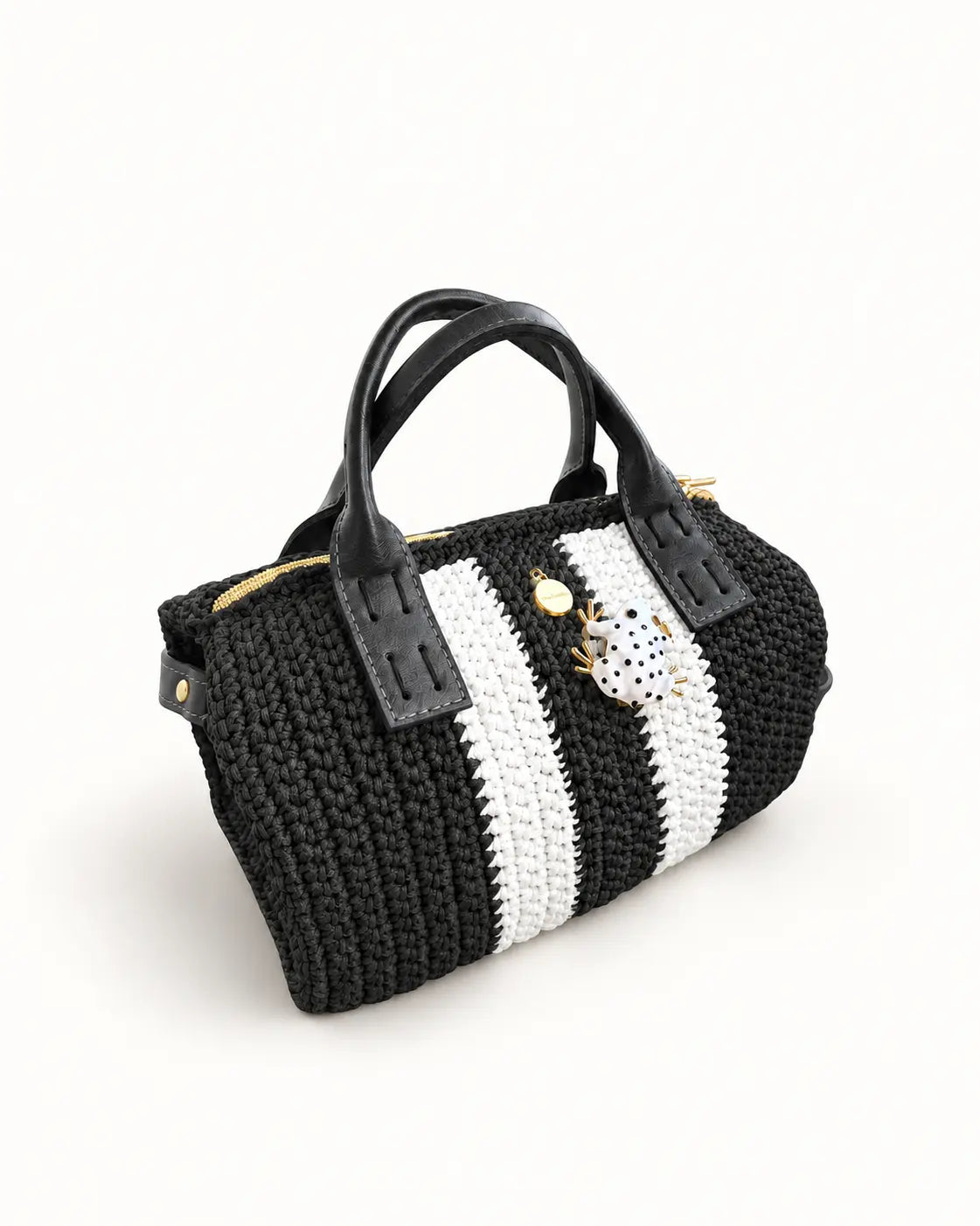 Vista lateral del bolso Bowling Urbana Negro y Blanco con ranita esmaltada