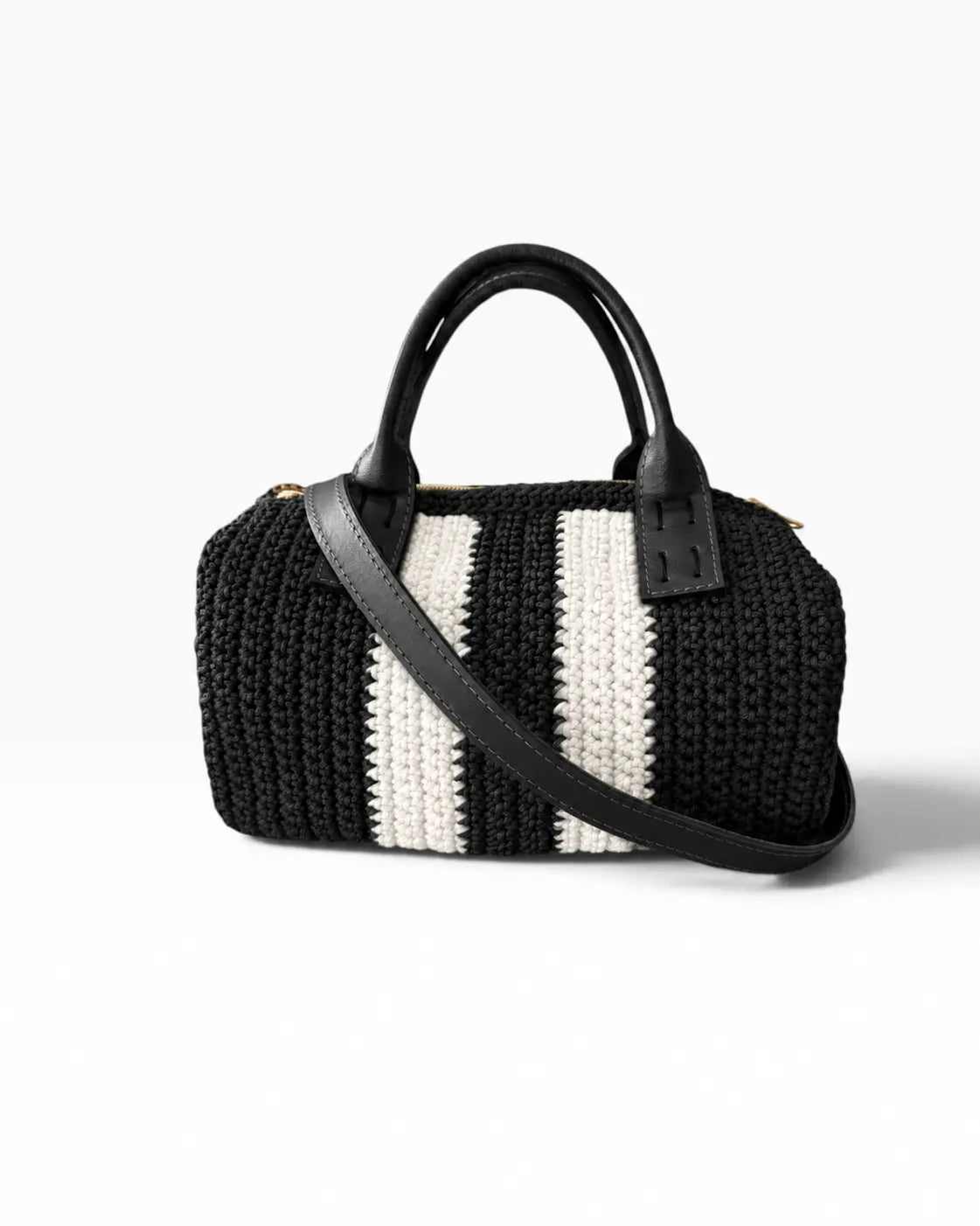 Vista trasera del bolso Bowling Urbana Negro y Blanco con bandolera de ecocuero negro