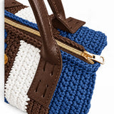 Detalle de la cremallera dorada, el tejido azul denim, marrón y blanco y las asas del Bowling Urbana