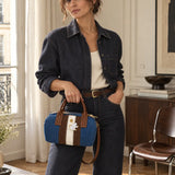 Modelo con conjunto denim y bolso Bowling Urbana Azul Denim tejido a mano en azul, marrón y blanco