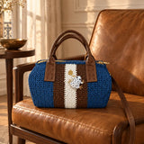 Bolso Bowling Urbana Azul Denim tejido a mano sobre un sillón de cuero en un apartamento de inspiración parisina
