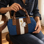 Detalle del bolso Bowling Urbana Azul Denim tejido a mano con asas de ecocuero marrón y ranita esmaltada