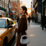 Chica asiática en Nueva York con Bolso the labbo Bombón plata