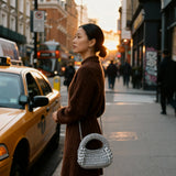 Chica asiática en Nueva York con Bolso the labbo Bombón plata