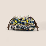 Detalle del bolso scrunch Copenhague Blanco Multicolor con cierre de cordón en microfibra de cuero y tejido artesanal multicolor en lana reciclada