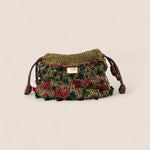 Detalle del bolso scrunch Copenhague Dorado con cierre de cordón en microfibra de cuero y tejido artesanal dorado con textura luminosa