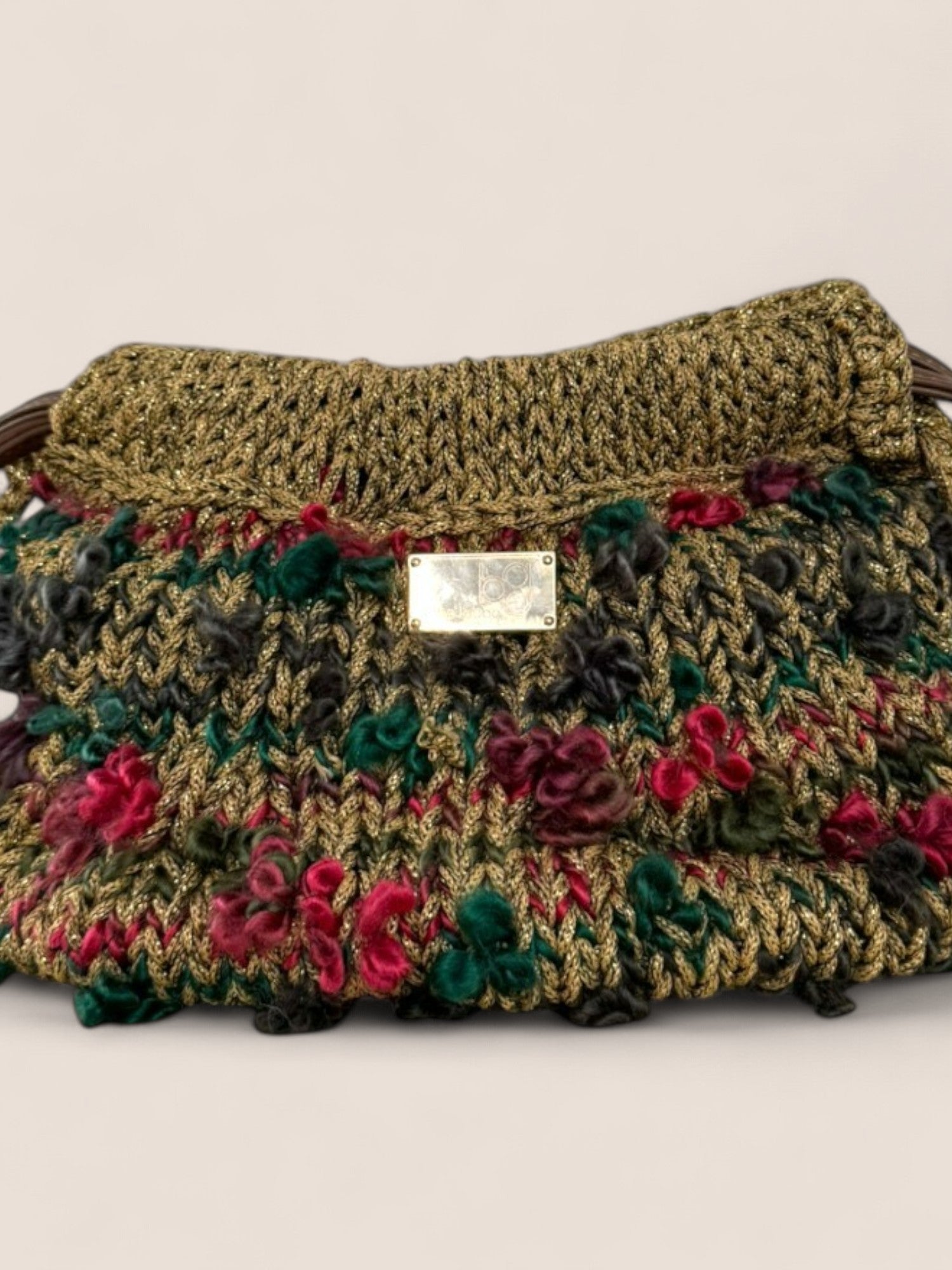 Modelo con bolso scrunch Copenhague Dorado FW25/26 de The Labbo, bolso mediano artesanal sostenible con acabado elegante