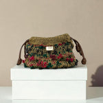 Bolso scrunch Copenhague Dorado FW25/26 tejido artesanal en lana y polipropileno reciclado con cadena extraíble y acabado brillante