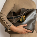 Cierre metálico y costura artesanal del bolso Mikado hecho a mano en España.