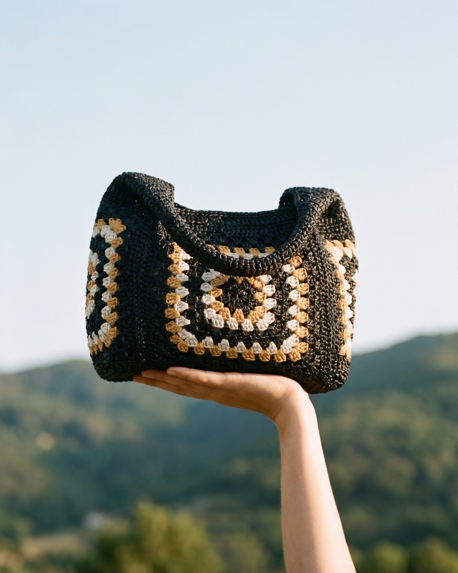 Bolso de Rafia Granny en Color Negro hecho a mano.