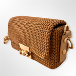 Bolso de mano hecho a crochet color dorado The Labbo