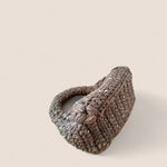 Detalle del tejido grueso con destellos plateados del bolso Bombón Piedra.